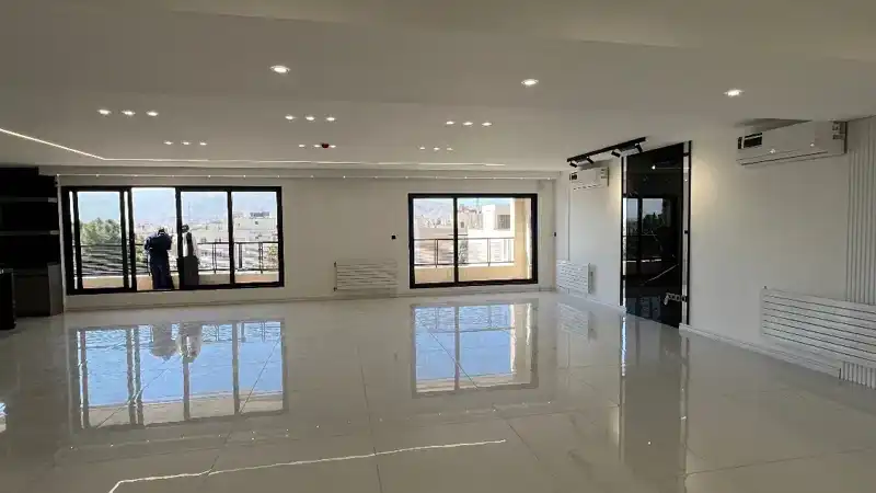 سه خوابه، ۲۰۰متری، همکف حیاط اختصاصی،‌ مدرن، معلم